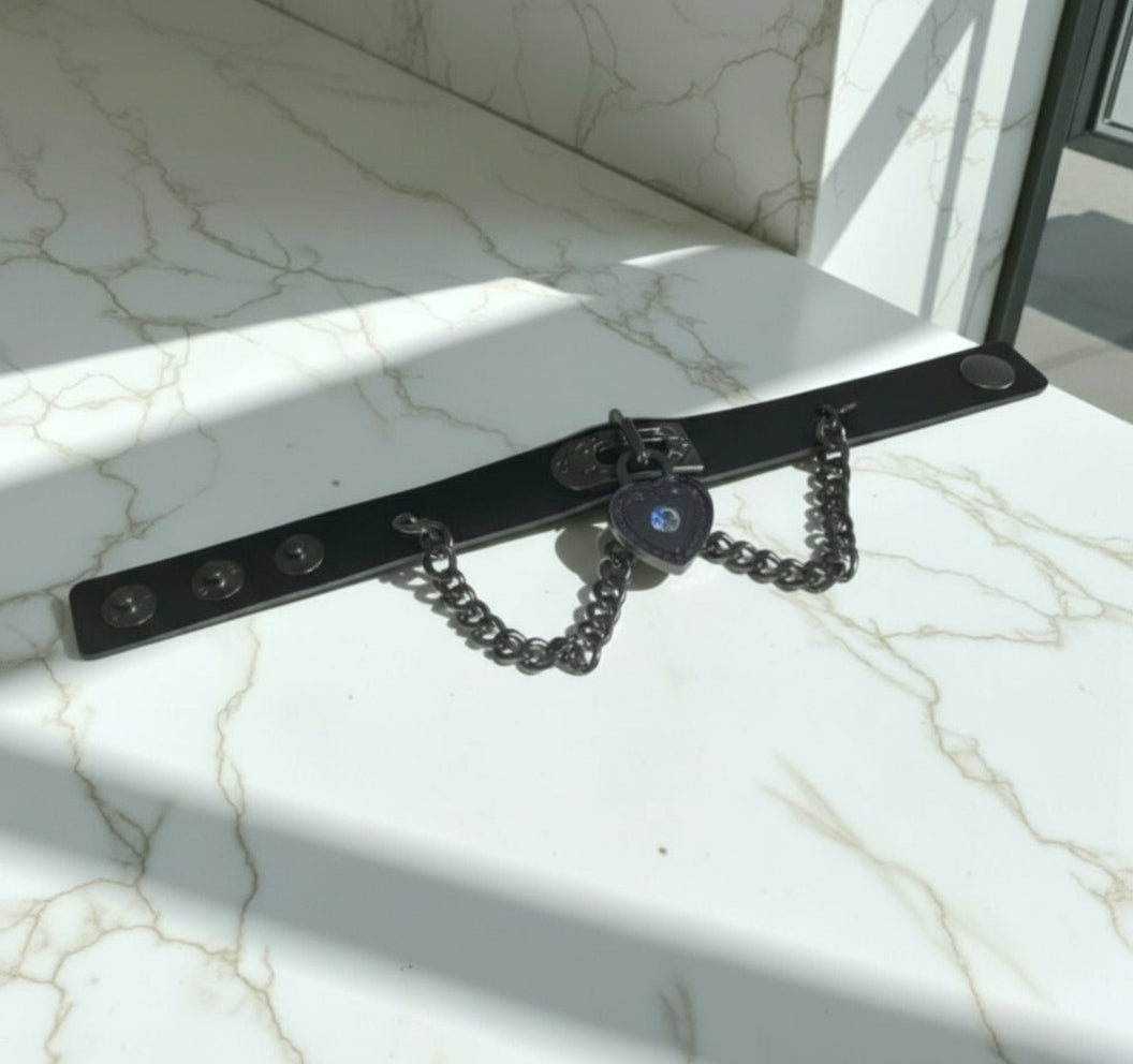 Bracciale Nero con Catena e Ciondolo Cuore con Cristallo – Stile Gothic Punk - GEDICO STORE