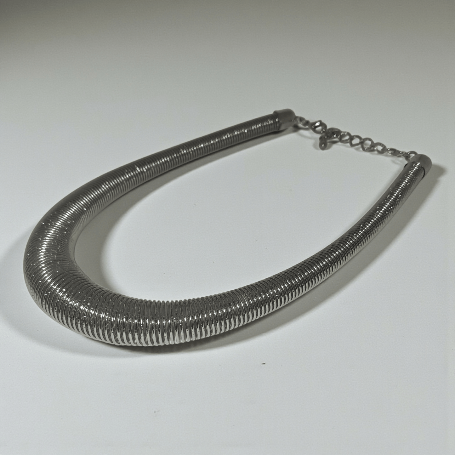 Collana Vintage Selezionata in Metallo – Stile Punk Rock Elegante – Usato Come Nuovo - GEDICO STORE