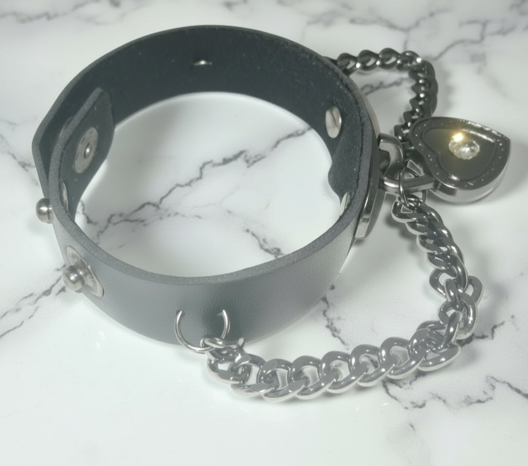 Bracciale Nero con Catena e Ciondolo Cuore con Cristallo – Stile Gothic Punk - GEDICO STORE