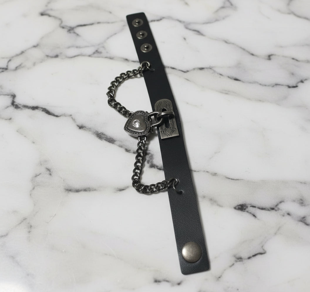 Bracciale Nero con Catena e Ciondolo Cuore con Cristallo – Stile Gothic Punk - GEDICO STORE