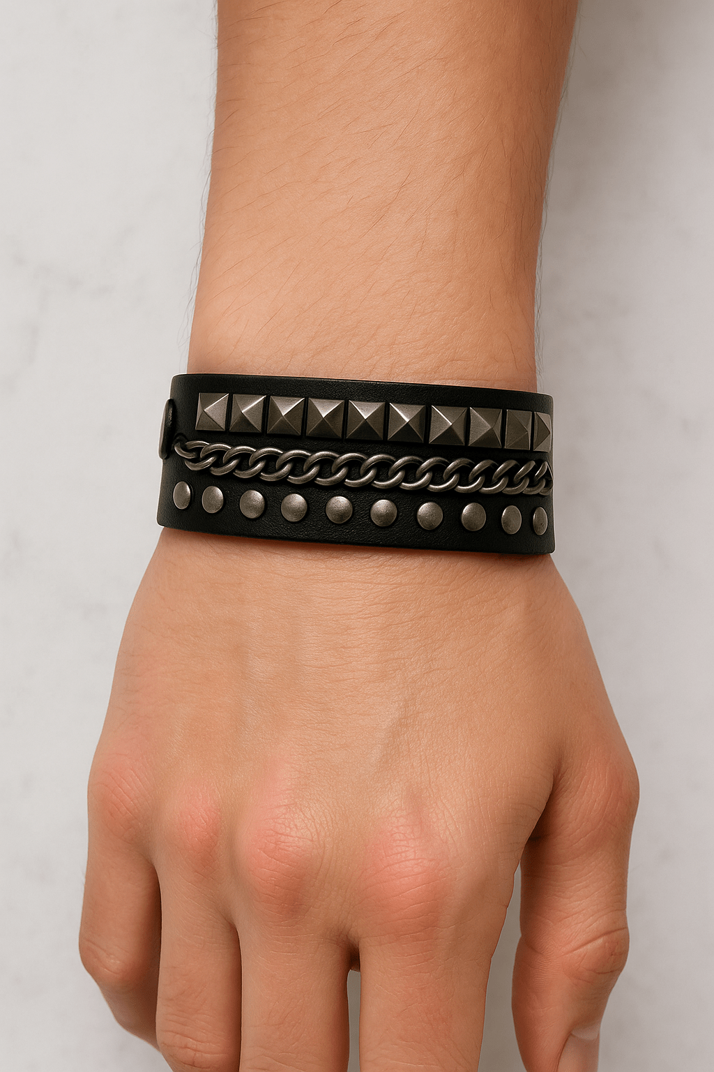 Bracciale Punk Rock Unisex in Pelle Nera con Borchie e Catena | Accessorio Y2K Emo Goth | Polsino Regolabile Stile AlternativePunk Rock Black Leather Bracelet with Studs and Chain | Y2K Emo Goth Cuff | Unisex Adjustable Wristband - GEDICO STORE