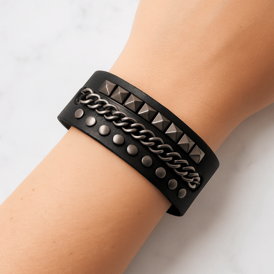Bracciale Punk Rock Unisex in Pelle Nera con Borchie e Catena | Accessorio Y2K Emo Goth | Polsino Regolabile Stile AlternativePunk Rock Black Leather Bracelet with Studs and Chain | Y2K Emo Goth Cuff | Unisex Adjustable Wristband - GEDICO STORE