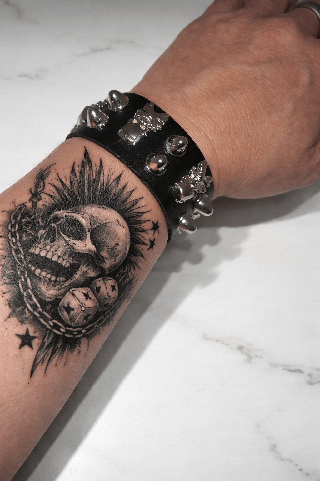 Bracciale Y2K Punk Gotico in Simil Pelle Nera con Borchie e Teschio - GEDICO STORE