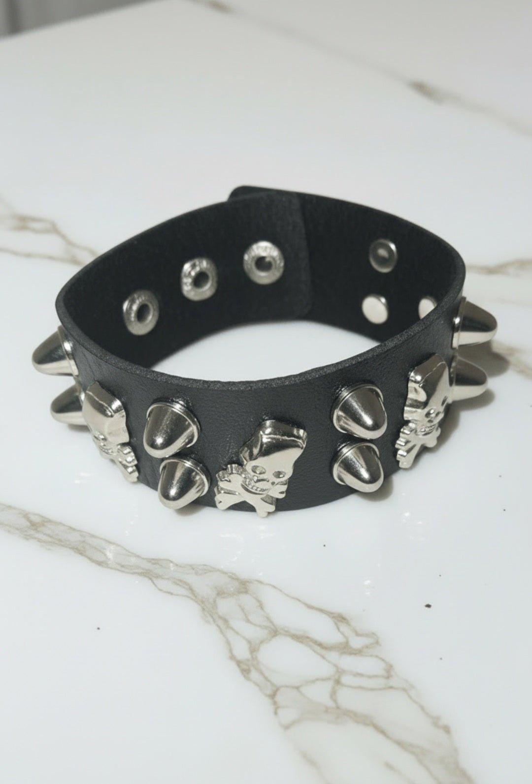 Bracciale Y2K Punk Gotico in Simil Pelle Nera con Borchie e Teschio - GEDICO STORE