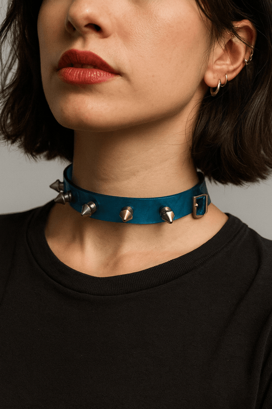 Choker blu trasparente donna | Borchie punk goth con spuntoni - GEDICO STORE