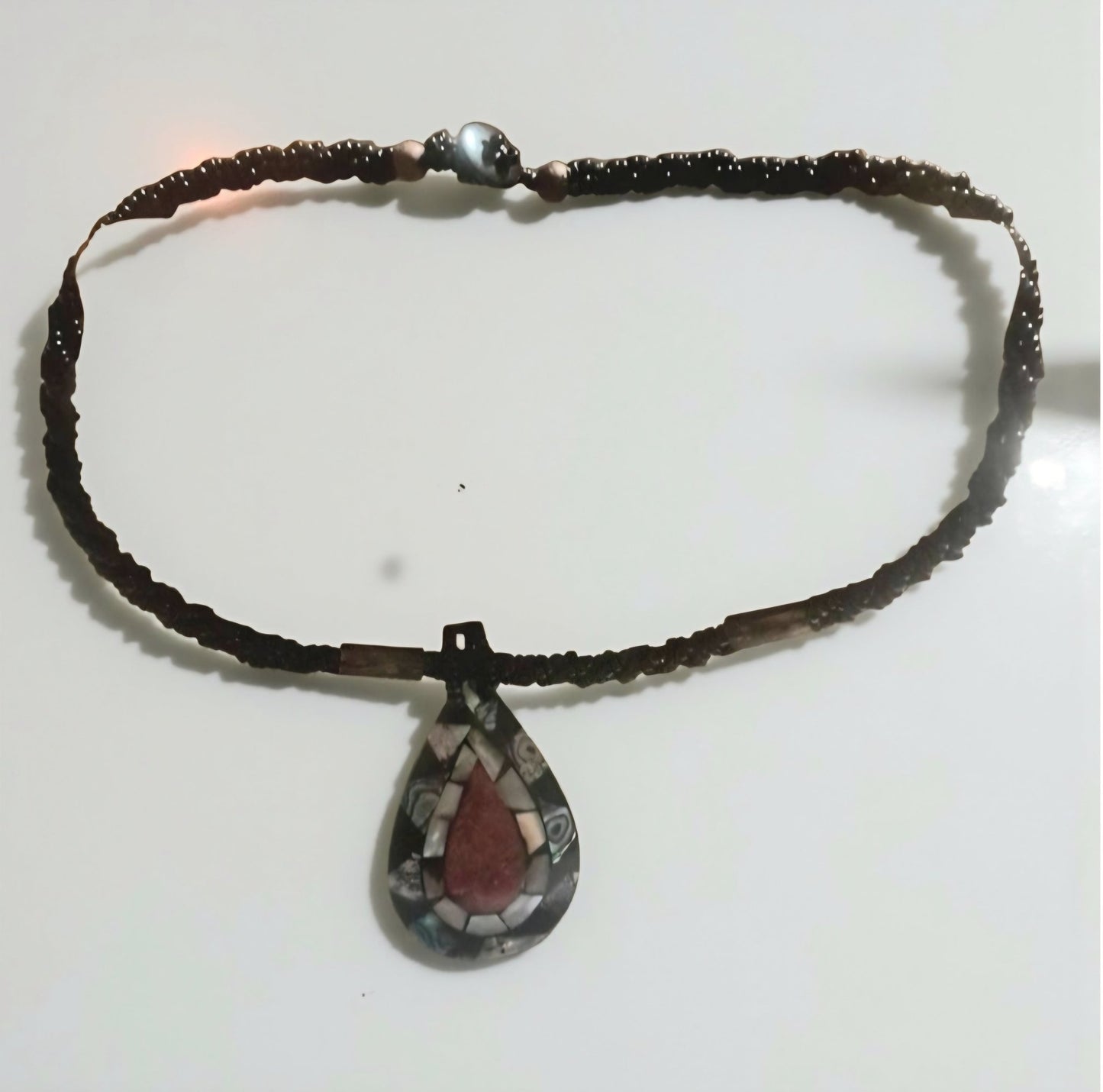 Collana etnica con ciondolo intarsiato | Perline nere, stile artigianale - GEDICO STORE