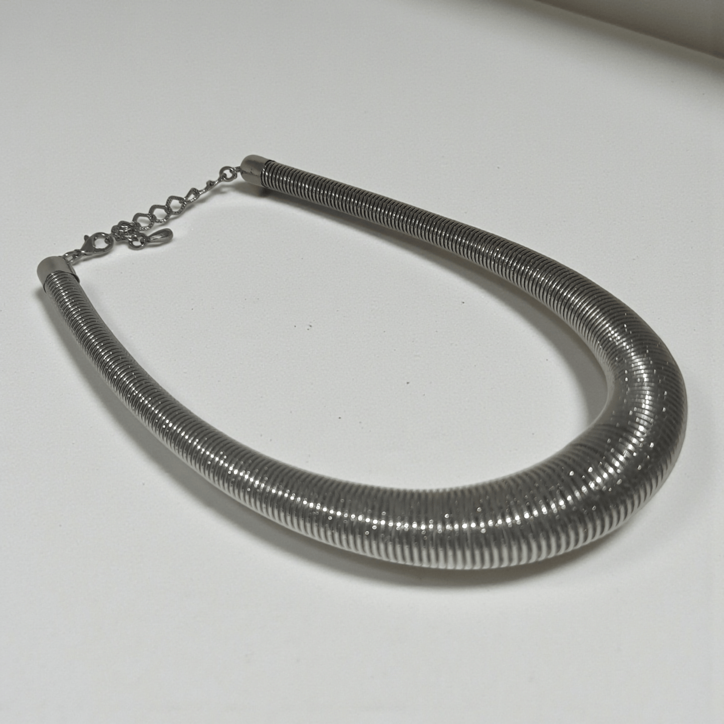 Collana Vintage Selezionata in Metallo – Stile Punk Rock Elegante – Usato Come Nuovo - GEDICO STORE