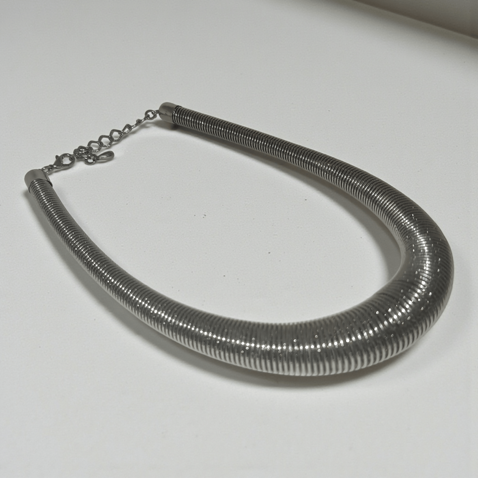 Collana Vintage Selezionata in Metallo – Stile Punk Rock Elegante – Usato Come Nuovo - GEDICO STORE