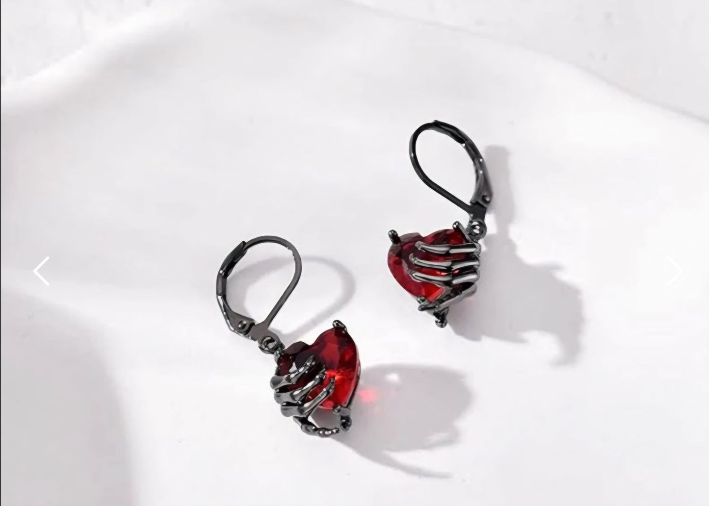 IT: Orecchini Goth Y2K Mano Scheletrica con Cuore Rosso EN: Goth Y2K Skeleton Hand Red Heart Earrings Prezzi speciali · Ultimi pezzi - GEDICO STORE